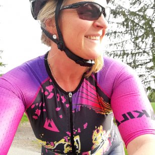 Design für www.Lanakila-Sports.de / bunter Trisuit figurumschmeichelnd - Tolle Zusammenarbeit mit LANAKILA Sports:) Hochwertige Funktionskleidung für anspruchsvolle Sportler. Aero Triathlon Suit .Zusammen haben wir den bunten Aero Triathlon Suit für etwas fülligere Sportlerinnen entworfen. Design Kollektion "Mana". Das Fotomodel bin übrigens ich ;) *Grins. Werbelink: www.lanakila-sports.de